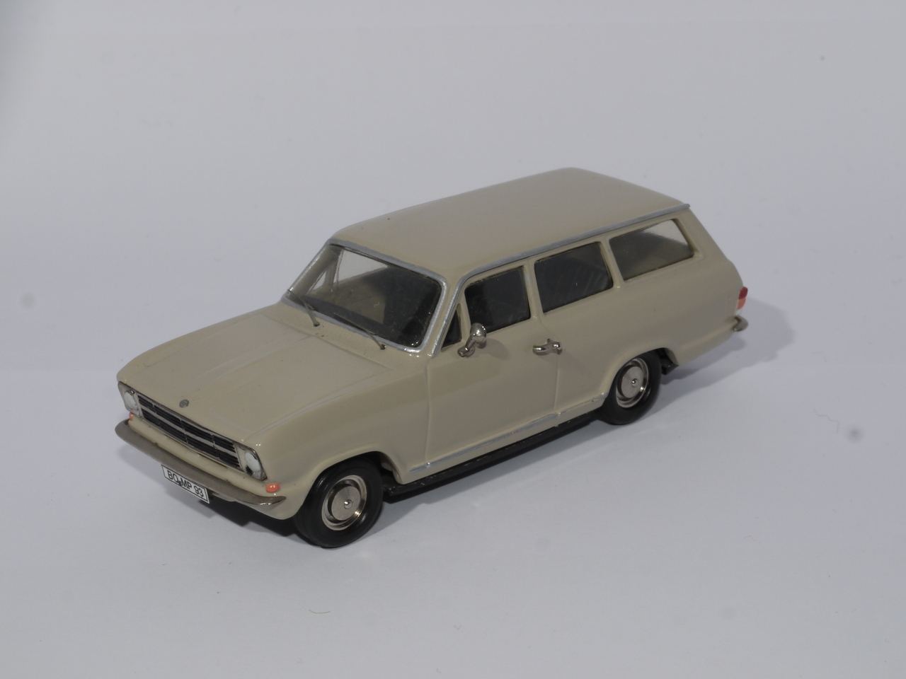 MÔ HÌNH Ô TÔ OPEL KADETT B (BẠC) 1:24 WHITEBOX